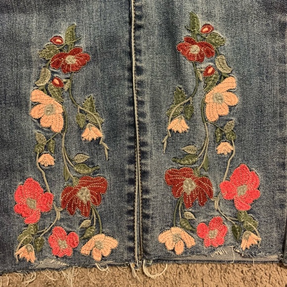 Celebrity Pink Women’s Floral Embroidered Jeans - Picture 4 of 6